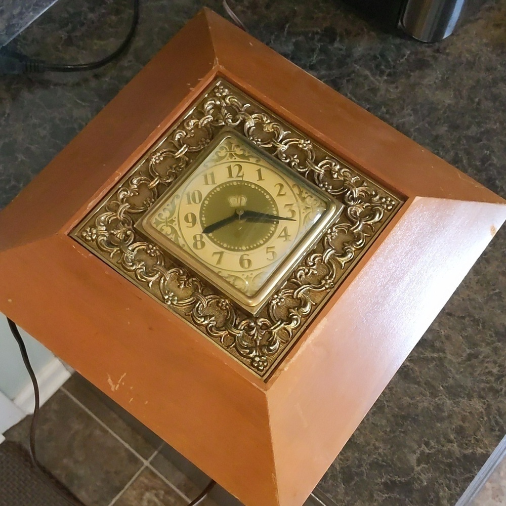 Harben co. electric clock. Mid Century Modern. Bubble glass with wood and brass.